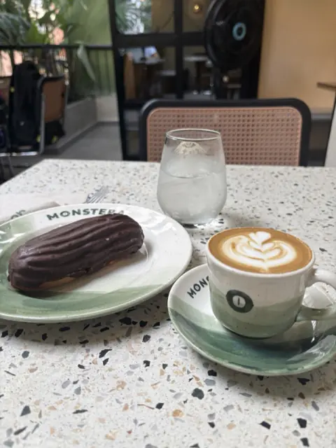 Eclair de chocolate con latte