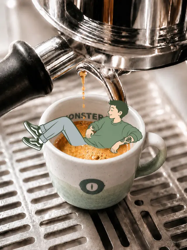 Espresso saliendo de la máquina en una taza de Monstera