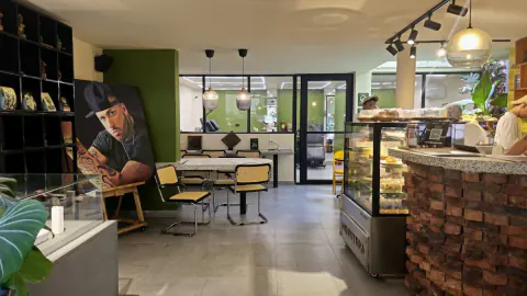Interior de Monstera con la barra, la vitrina y mesas de trabajo