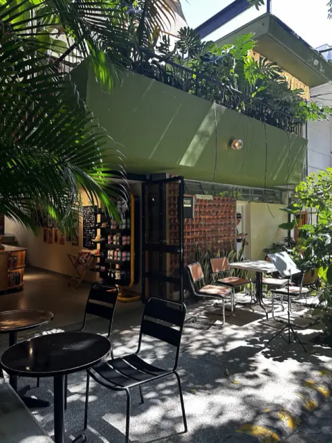 Patio de Monstera con mesas entre plantas