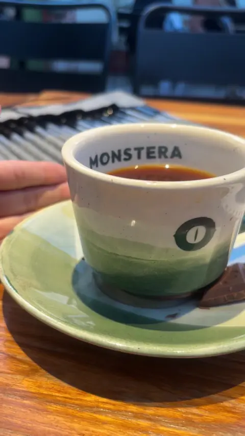 Taza de tinto con el logo de Monstera